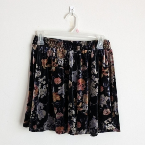 Ecoté Urban Outfitters Dark Floral Velvet Mini Skirt - Picture 3 of 5